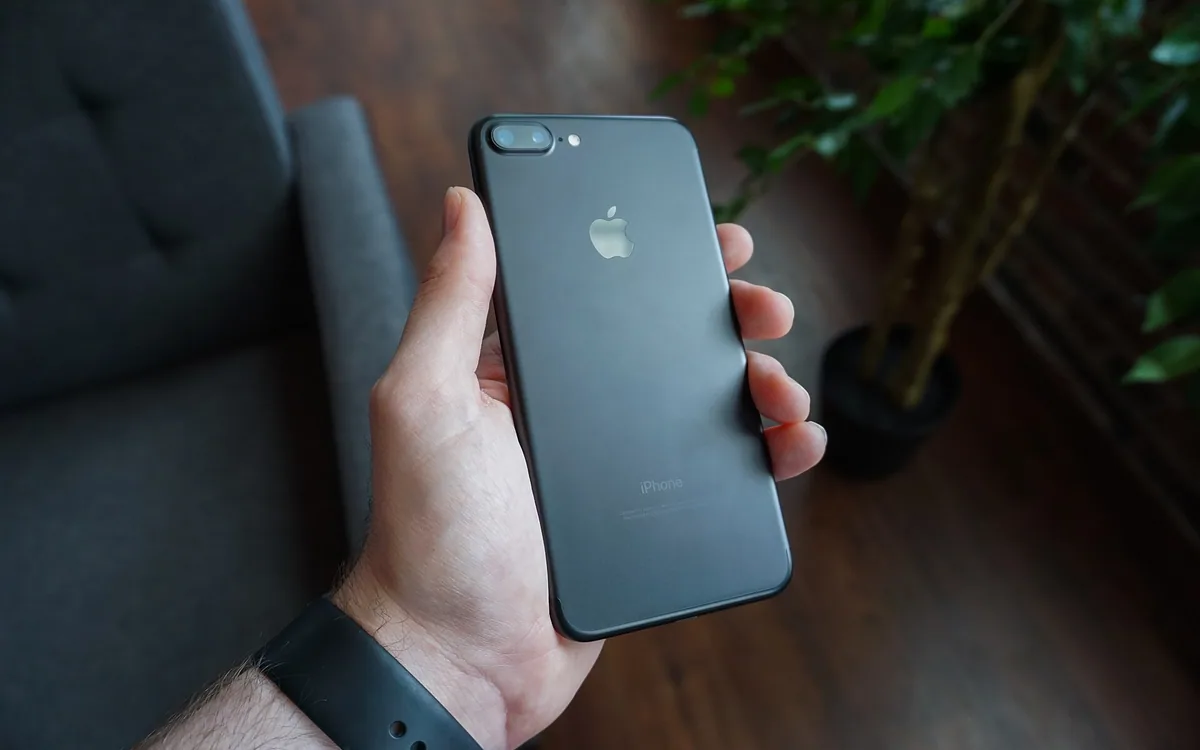 Black smartphone in hand (Unsplash)